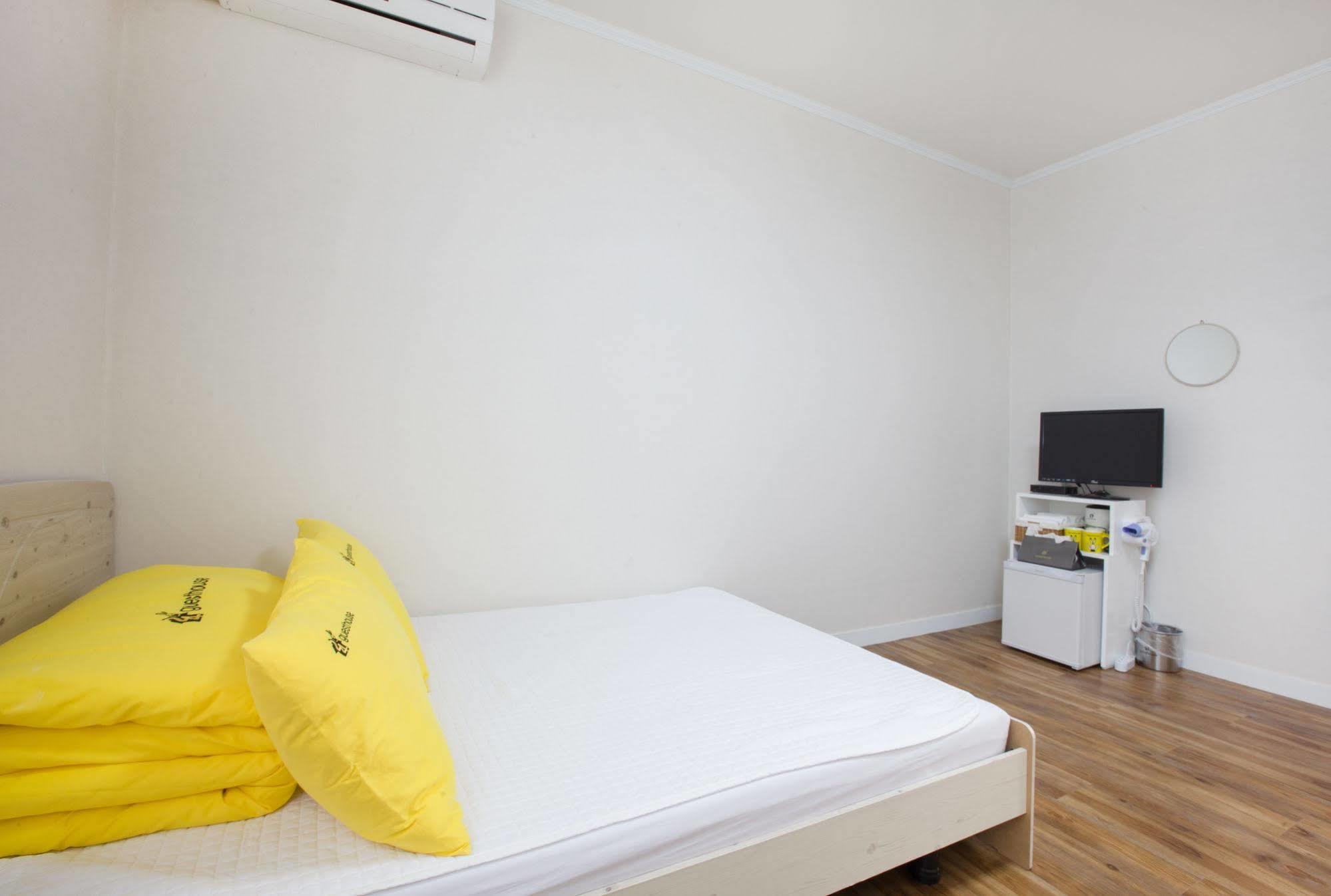 24 Guesthouse Namsan Garden Seoul Bagian luar foto