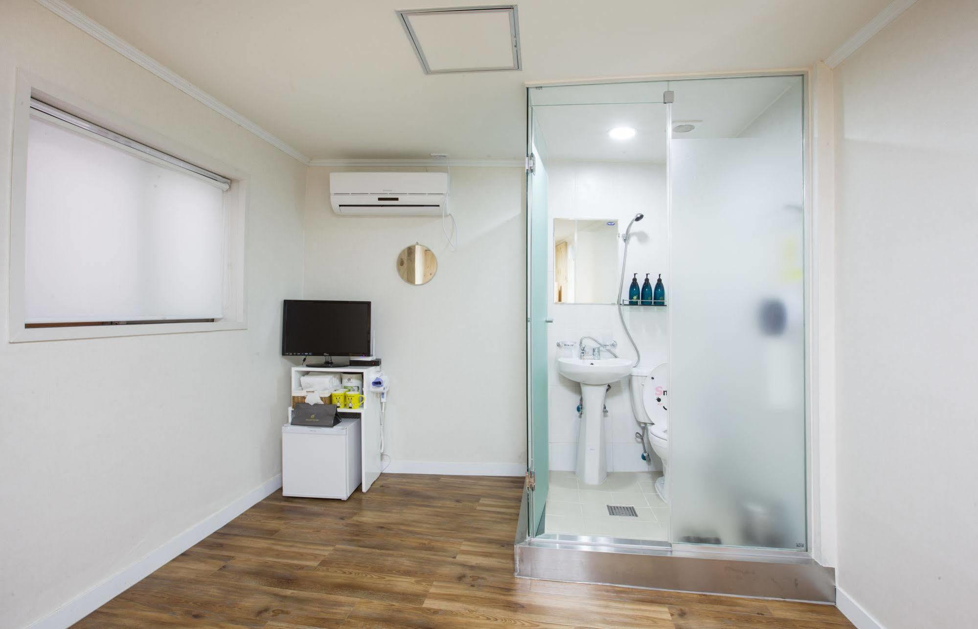 24 Guesthouse Namsan Garden Seoul Bagian luar foto