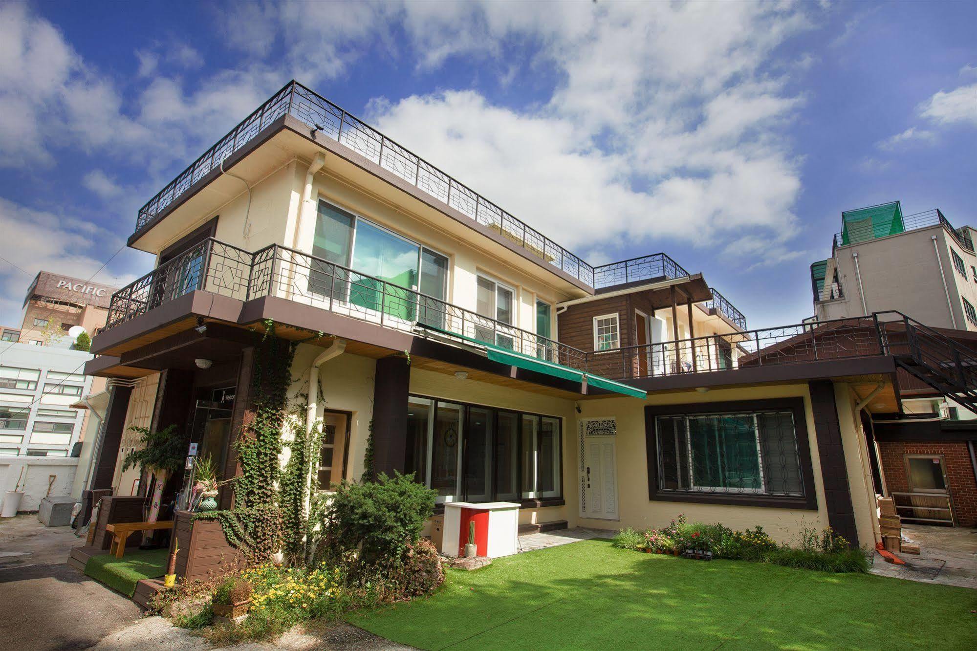 24 Guesthouse Namsan Garden Seoul Bagian luar foto